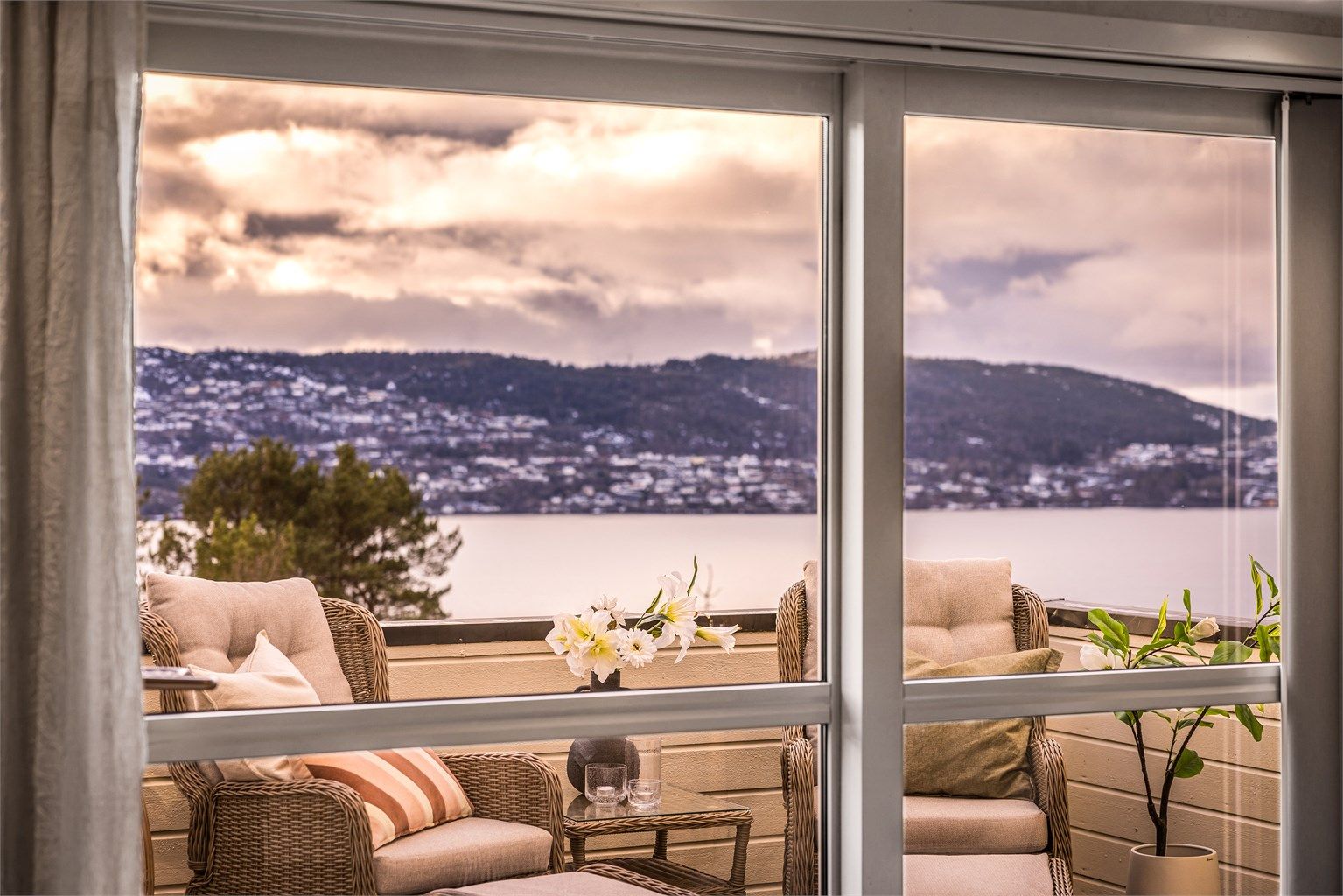 - En nydelig utsikt man garantert aldri går lei, og i tillegg er boligen vendt mot sør slik at solen treffer altanen fra ca. 10:00 og varer helt til ca. 20:30 sommerstid -