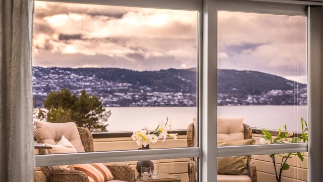 - En nydelig utsikt man garantert aldri går lei, og i tillegg er boligen vendt mot sør slik at solen treffer altanen fra ca. 10:00 og varer helt til ca. 20:30 sommerstid -
