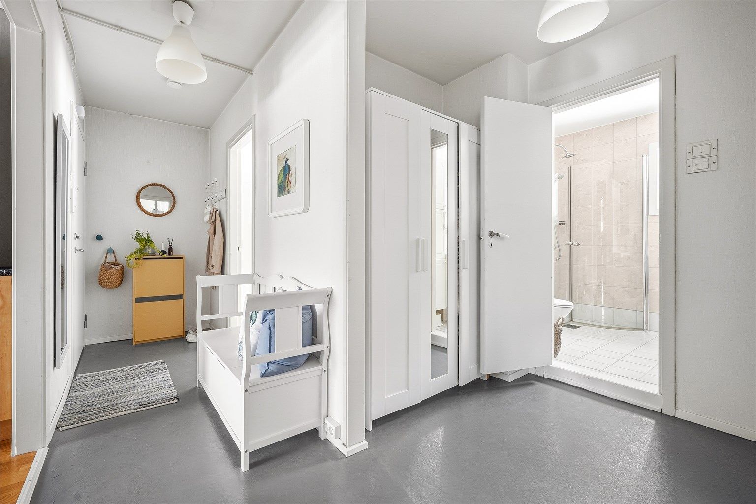 En lys entré ønsker velkommen og har god plass til oppbevaring av yttertøy.