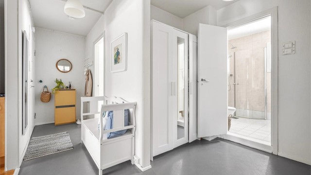 En lys entré ønsker velkommen og har god plass til oppbevaring av yttertøy.