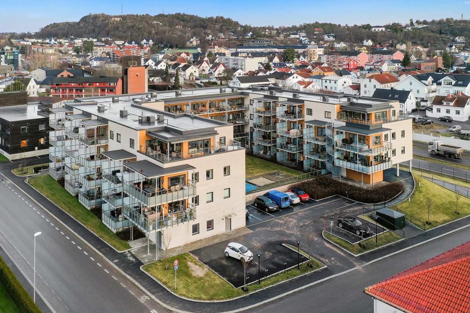 Bugårdsparken ligger bare en kort spasertur unna og her finnes tennishall, svømmehall, fotballbaner m.m. og ikke minst Bugårdsdammen med opplyst turløype.
