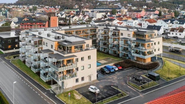 Bugårdsparken ligger bare en kort spasertur unna og her finnes tennishall, svømmehall, fotballbaner m.m. og ikke minst Bugårdsdammen med opplyst turløype.