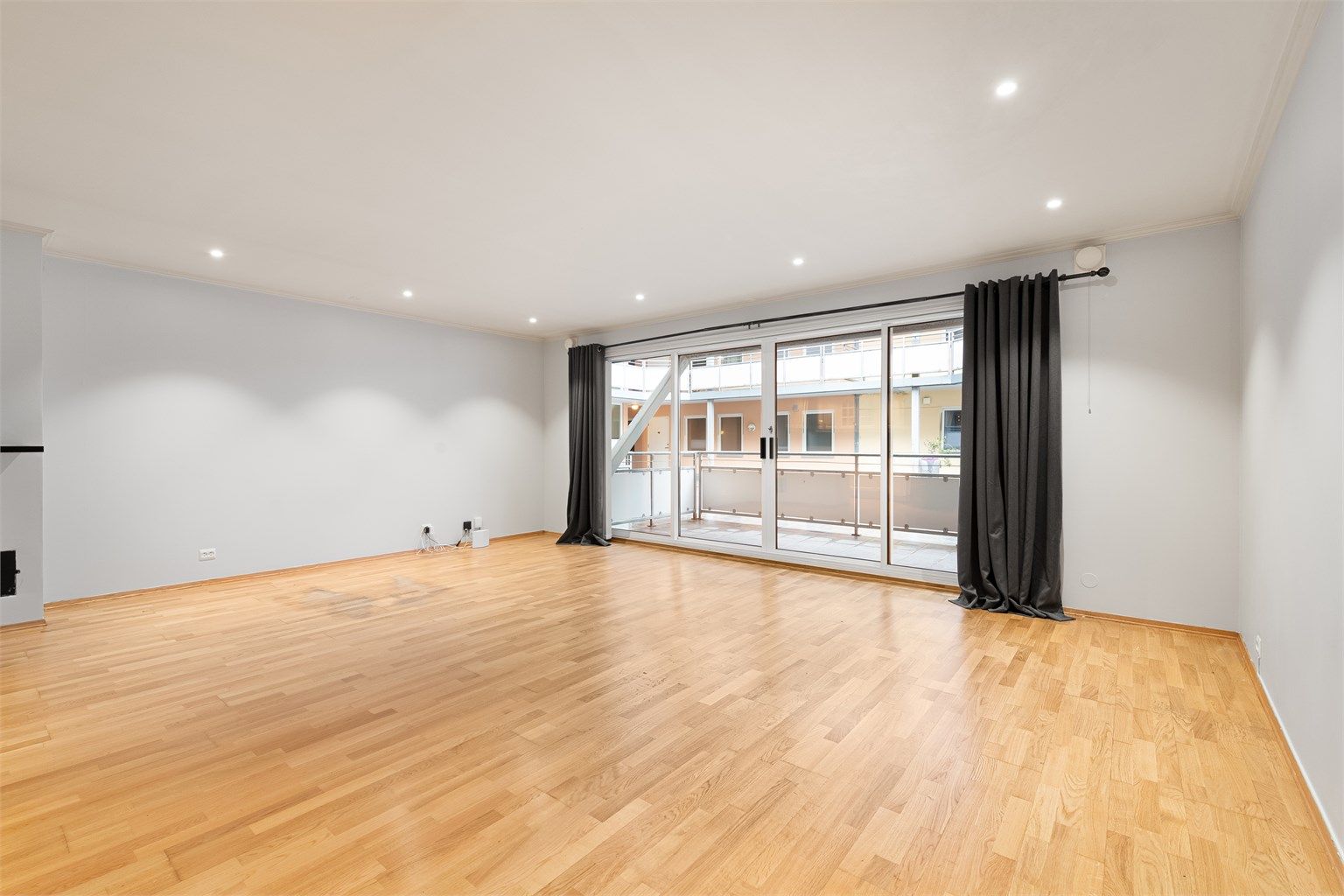 Den romslige stuen på ca. 37 m² fremstår lys og innbydende, med gode møbleringsmuligheter og god plass til både sofagruppe, spisebord og øvrig møblement.