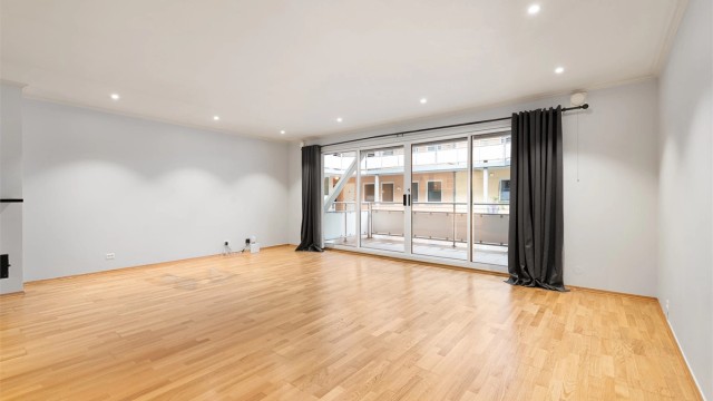 Den romslige stuen på ca. 37 m² fremstår lys og innbydende, med gode møbleringsmuligheter og god plass til både sofagruppe, spisebord og øvrig møblement.