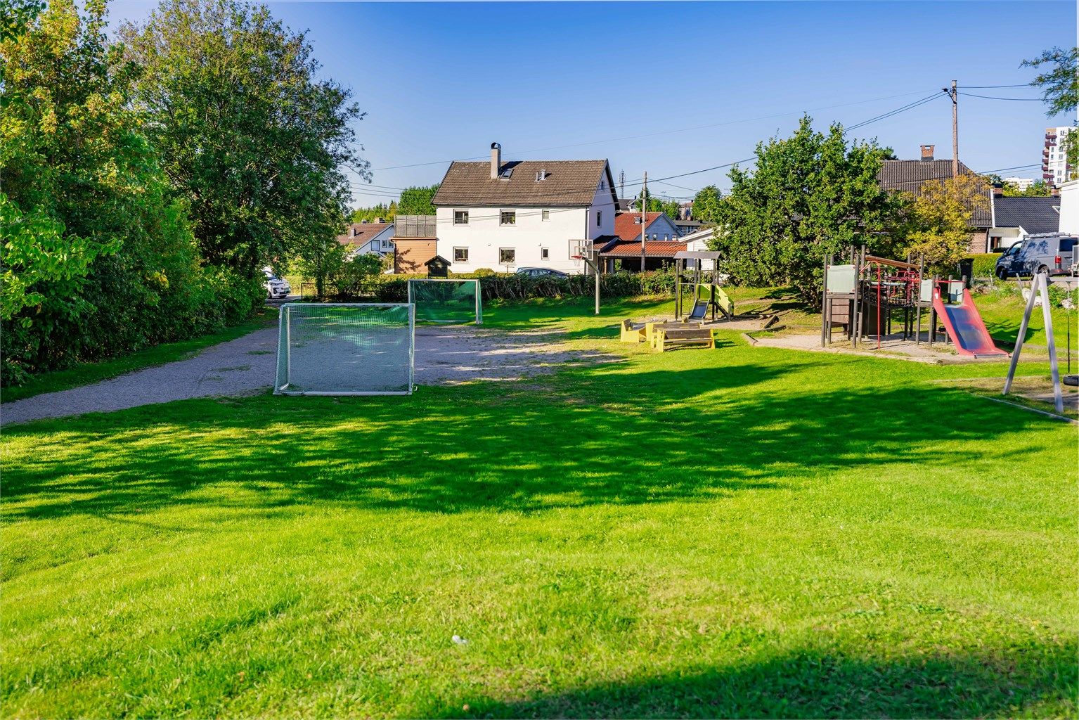 Lunden er et attraktivt og familievennlig område, med en fin kombinasjon av moderne boligområder og grønne omgivelser. 
