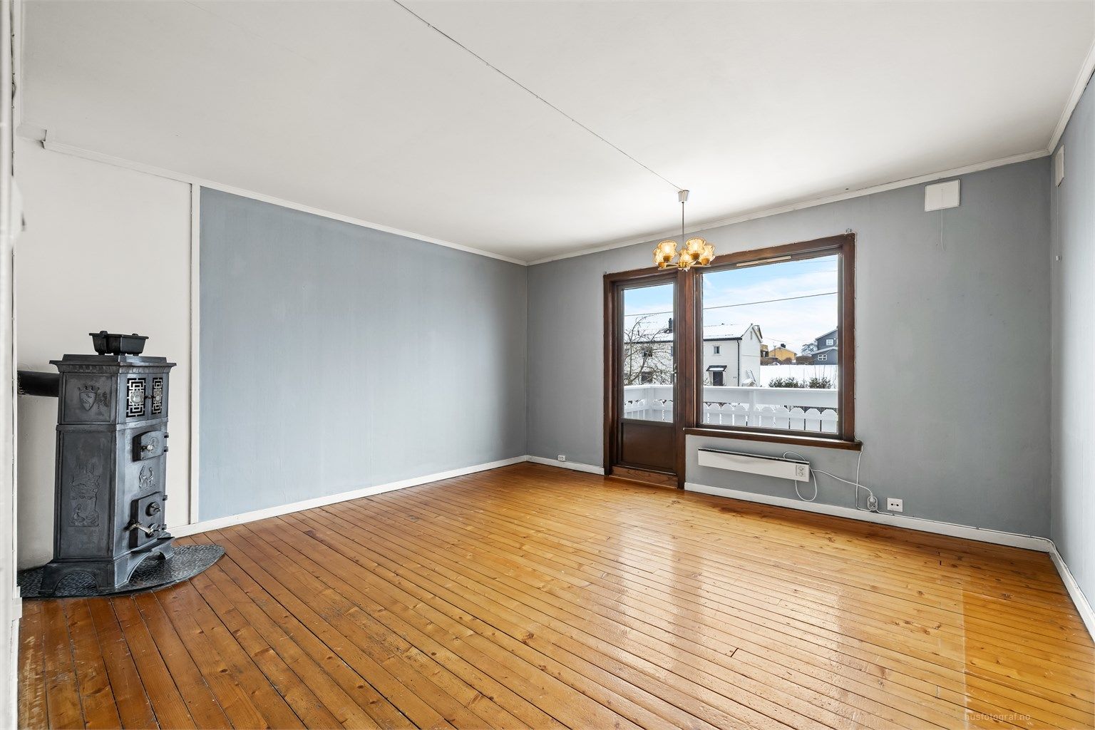 Det ene soverommet (evt. stue) har et eget ildsted og utgang til en balkong.