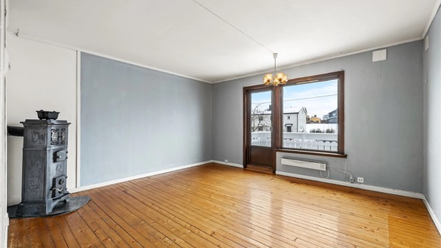 Det ene soverommet (evt. stue) har et eget ildsted og utgang til en balkong.