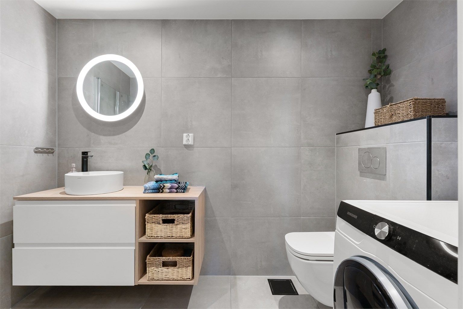 Badet ble oppgradert i 2020 med fliser, gulvvarme og vegghengt toalett.