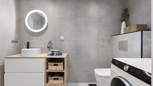 Badet ble oppgradert i 2020 med fliser, gulvvarme og vegghengt toalett.