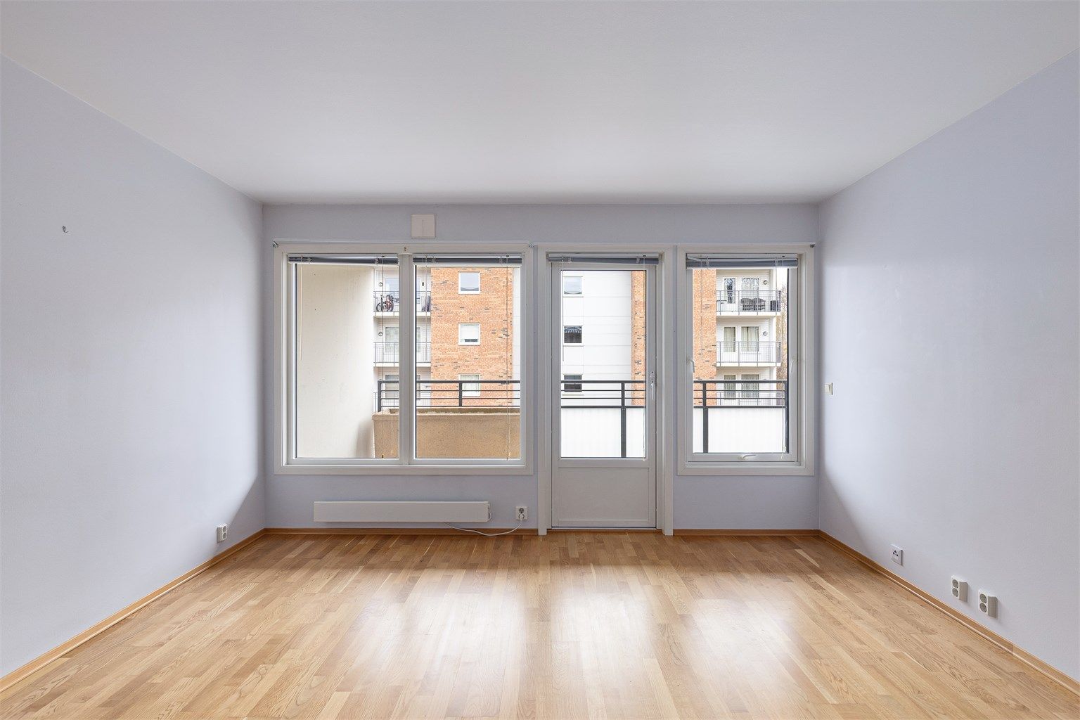 Stuen har store vindusflater som gir rikelig med naturlig lys inn