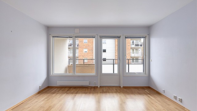 Stuen har store vindusflater som gir rikelig med naturlig lys inn