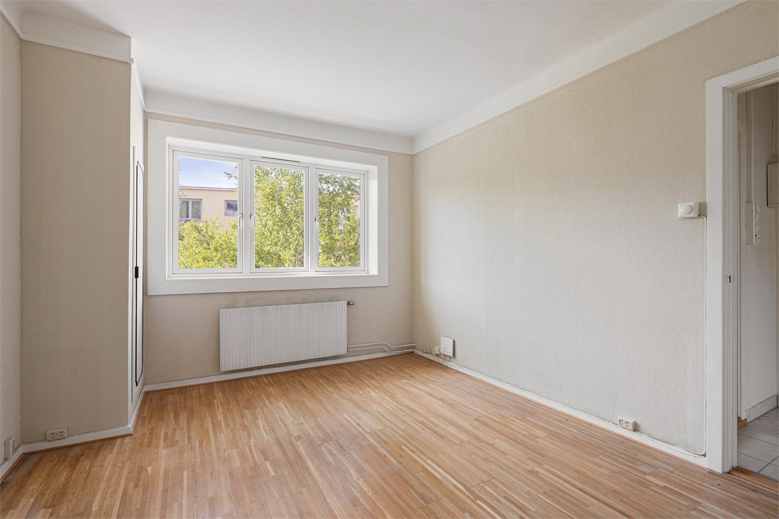 Rommet har god plass til en dobbeltseng med nattbord på hver side samt et garderobeskap