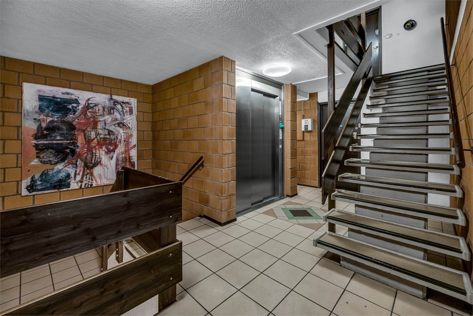 Det er trappefri adkomst til boligen via felles inngangsparti til underetasjen eller med heis fra garasjekjelleren. Velkommen inn!