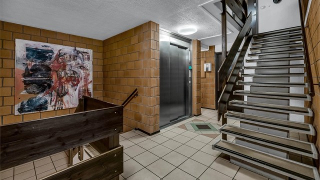 Det er trappefri adkomst til boligen via felles inngangsparti til underetasjen eller med heis fra garasjekjelleren. Velkommen inn!