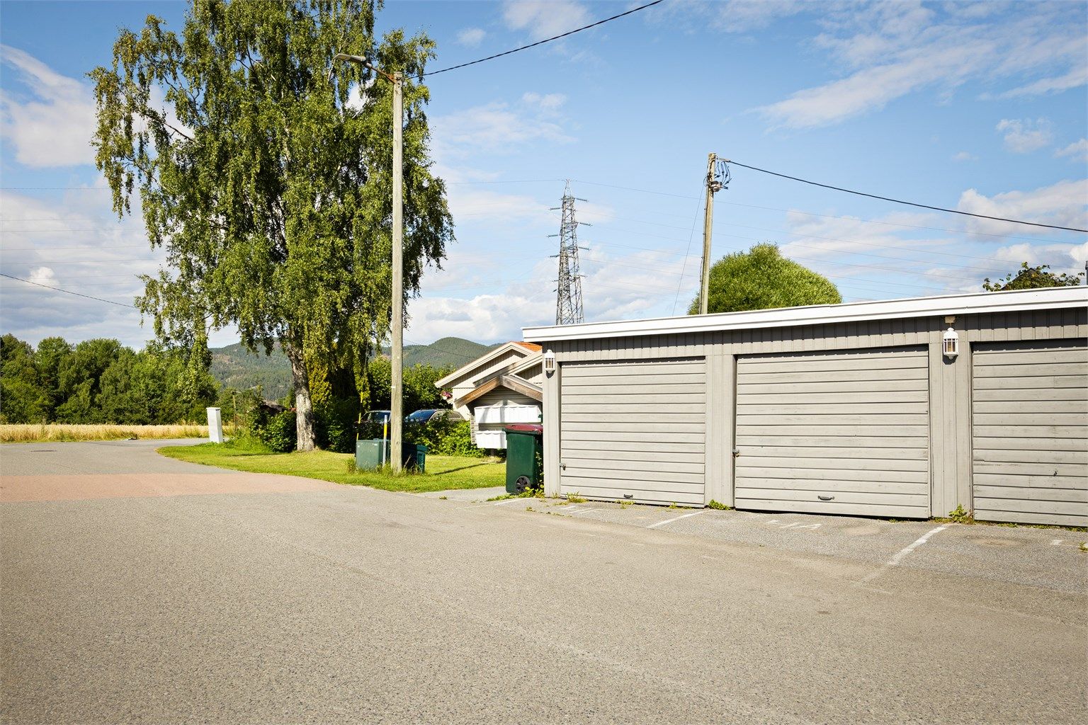 Boligen disponerer en garasjeplass (objektnr. 114 iflg. forretningsfører) på 18 kvm i felles garasjerekke.