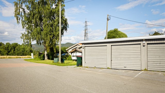 Boligen disponerer en garasjeplass (objektnr. 114 iflg. forretningsfører) på 18 kvm i felles garasjerekke.