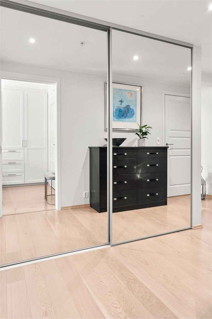I boligens gang får du stor speilskyvedørsgarderobe.