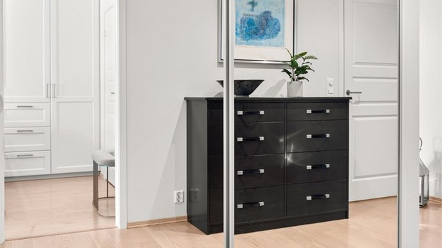 I boligens gang får du stor speilskyvedørsgarderobe.