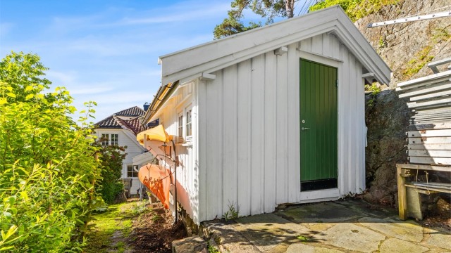Frittstående bod fra ca. 1900 med tilbygg fra 1990. Taket ble oppgradert i 2020.