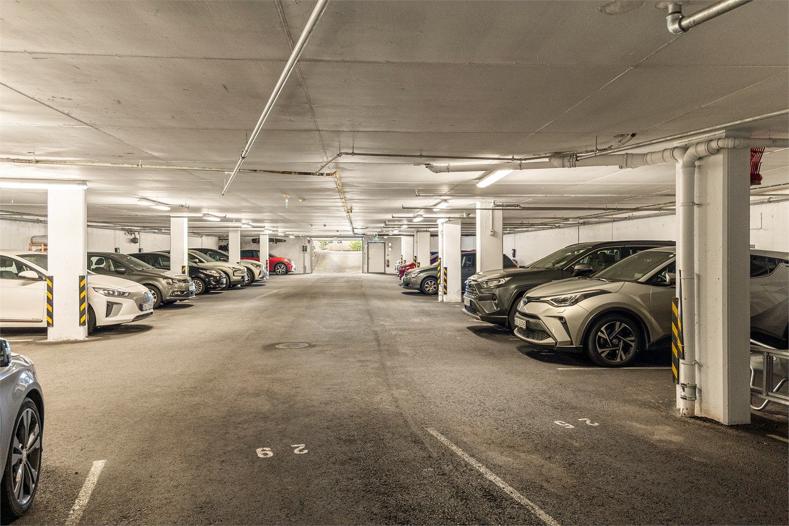Fast parkeringsplass i garasjeanlegg med El-lader medfølger.