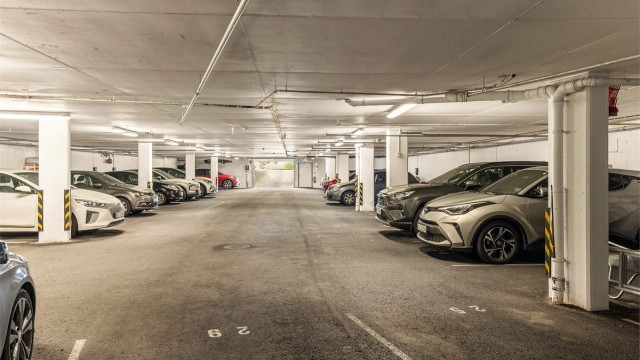 Fast parkeringsplass i garasjeanlegg med El-lader medfølger.