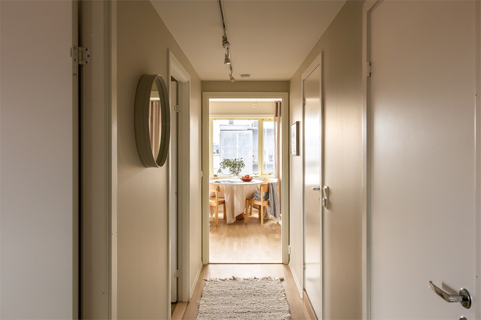 God plass i entréen som leder til alle rom i leiligheten.