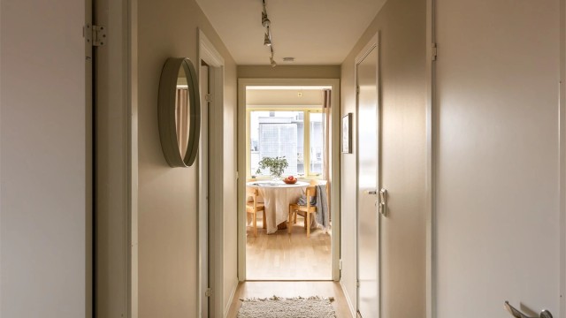 God plass i entréen som leder til alle rom i leiligheten.
