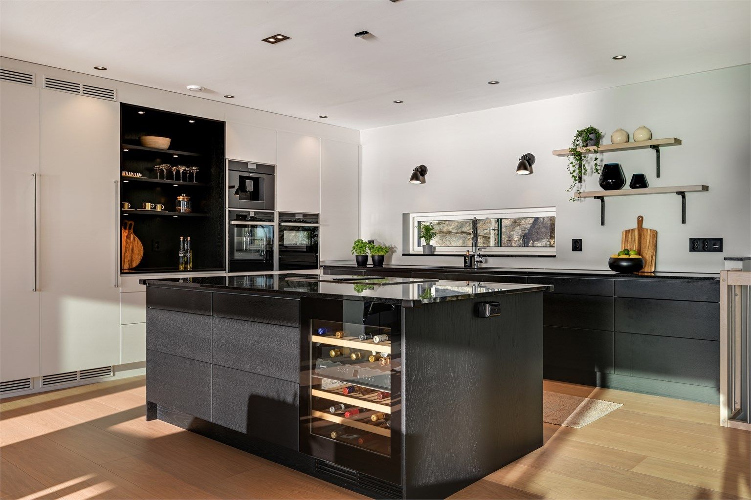 Det er montert en stor og praktisk kjøkkenøy som gir ekstra med skuffer og benkeplass. 