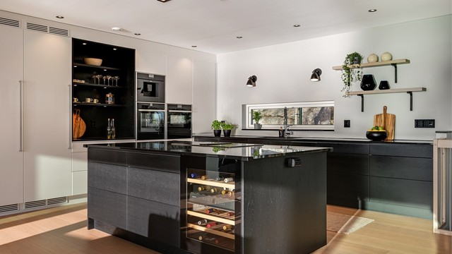 Det er montert en stor og praktisk kjøkkenøy som gir ekstra med skuffer og benkeplass.