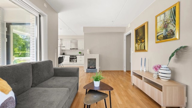 Stuen er svært enkel å møblere og det er plass til både sofagruppe og tv-møblement.