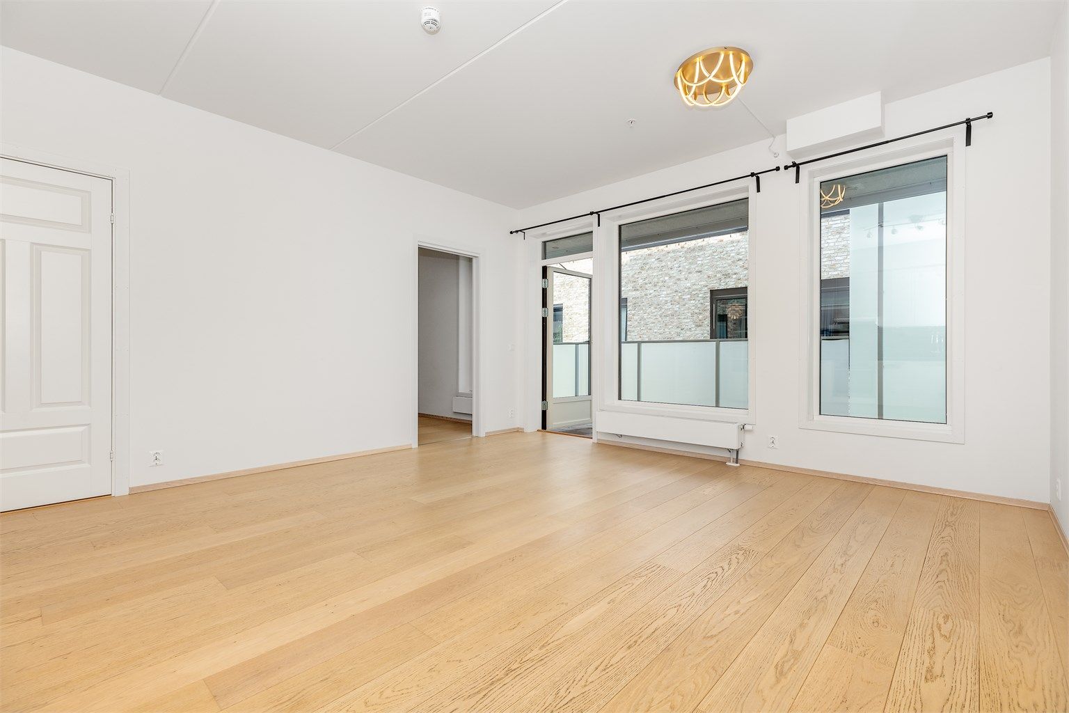 Stuen har plass til spiseplass og sittegruppe. 