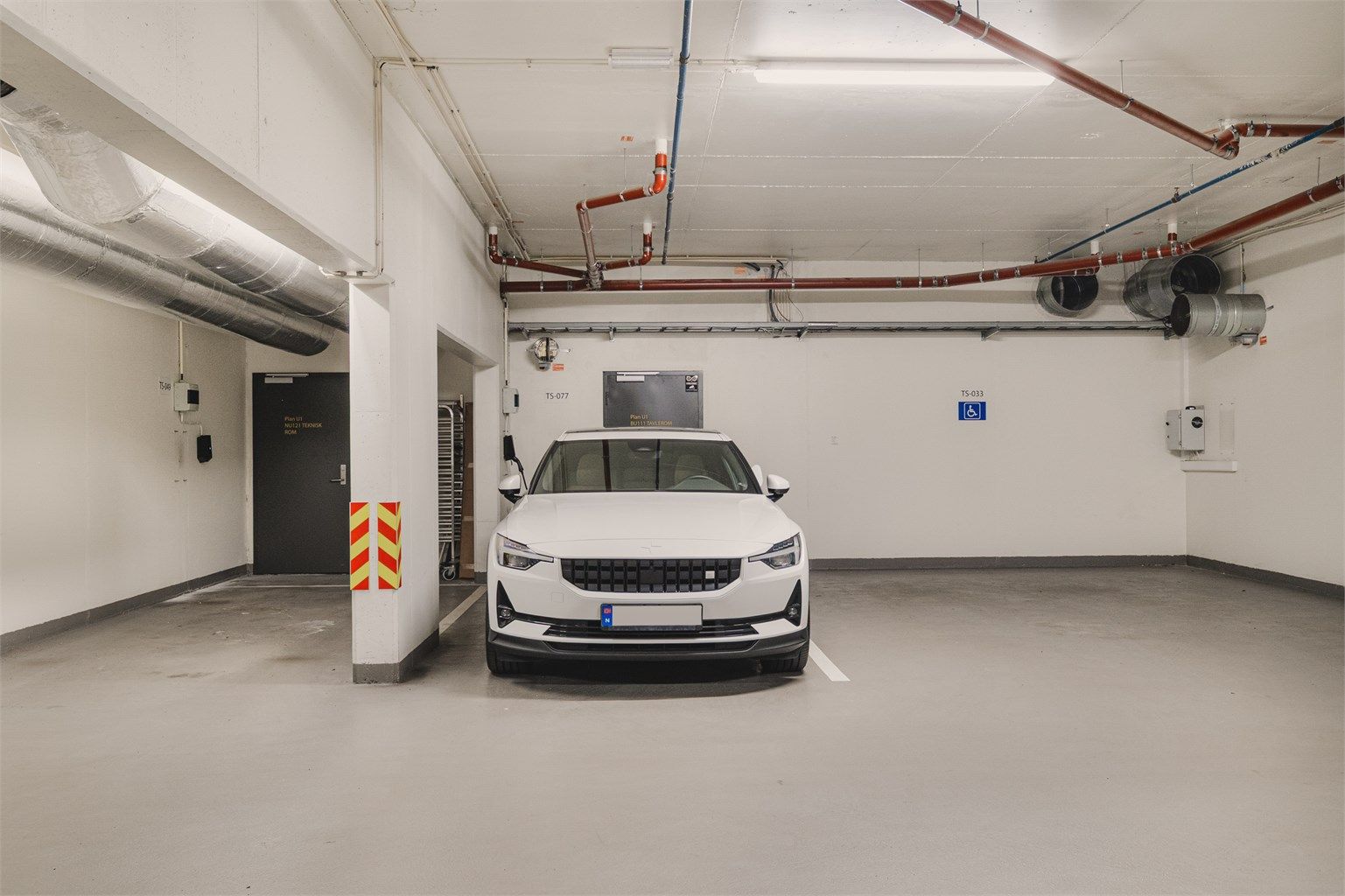 Leiligheten disponerer en fast parkeringsplass i felles garasjeanlegg.