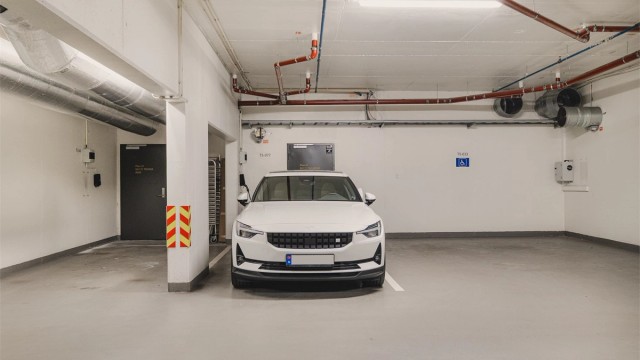 Leiligheten disponerer en fast parkeringsplass i felles garasjeanlegg.