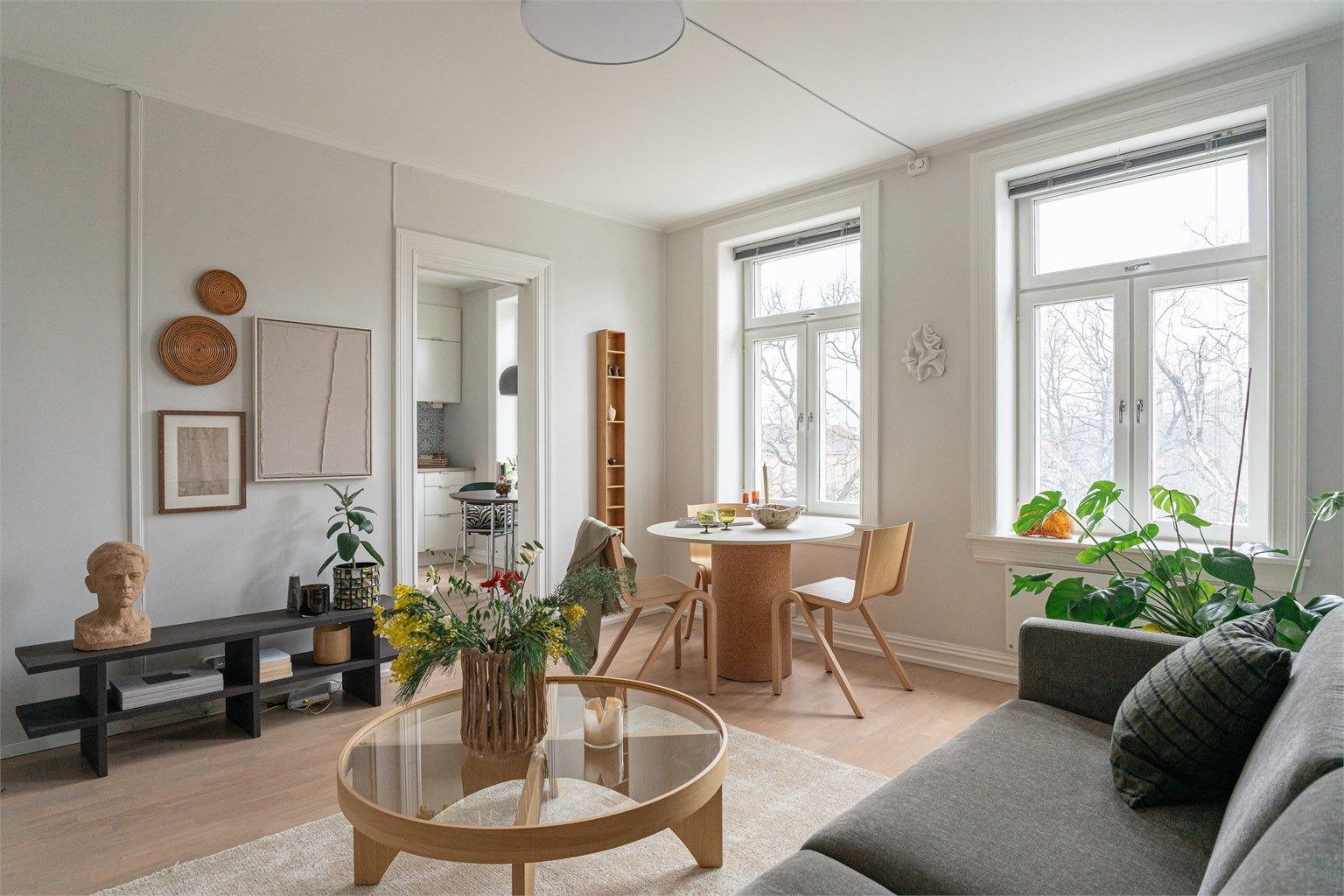  Sjarmerende stue med god takhøyde og store vindusflater som gir fantastisk utsikt og lysinnslipp.