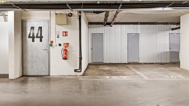 Det medfølger en disponibel biloppstillingsplass (nr. 167) i felles garasjekjeller.