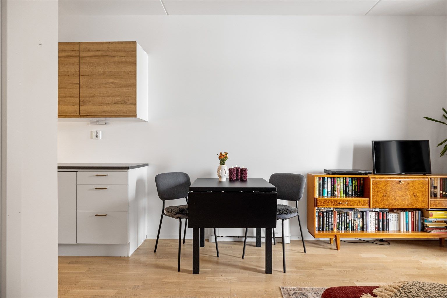 Den åpne løsningen gir plass til en spiseplass i tilknytning til kjøkkenet.