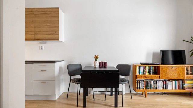 Den åpne løsningen gir plass til en spiseplass i tilknytning til kjøkkenet.