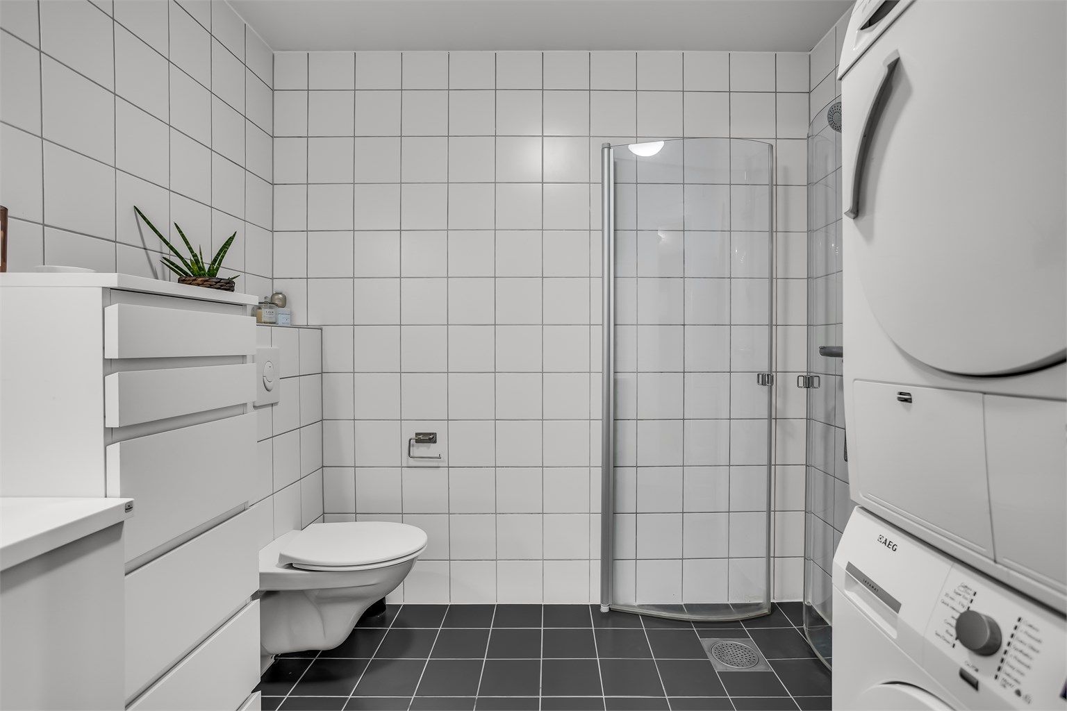 Badet har varmekabler og opplegg til vaskemaskin.
Vaskemaskin og tørketrommel medfølger. 