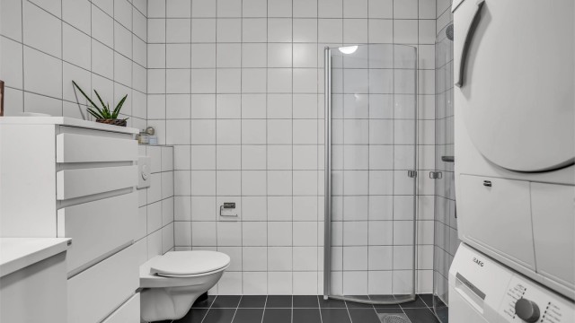 Badet har varmekabler og opplegg til vaskemaskin.
Vaskemaskin og tørketrommel medfølger.