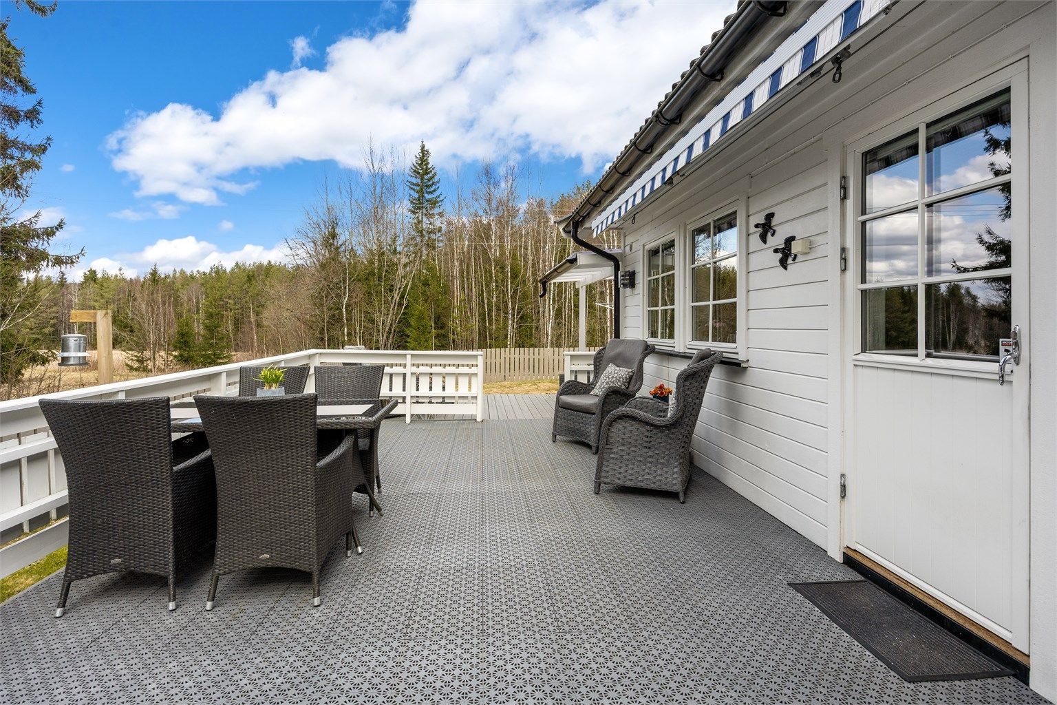 Terrassen ved inngangspartiet er på ca. 14 m², og gir en hyggelig uteplass også på forsiden av boligen.