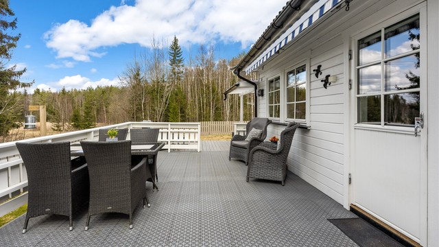 Terrassen ved inngangspartiet er på ca. 14 m², og gir en hyggelig uteplass også på forsiden av boligen.