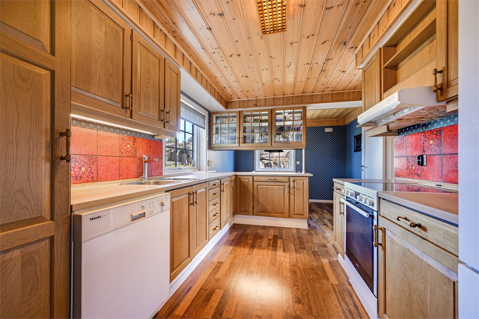 Kjøkkenet i første etasje har en solid innredning med profilerte fronter og laminat benkeplate.