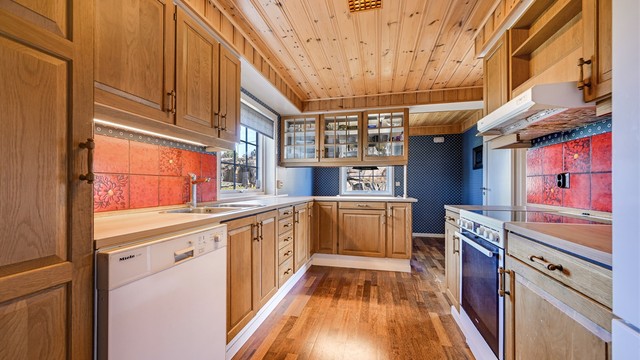 Kjøkkenet i første etasje har en solid innredning med profilerte fronter og laminat benkeplate.