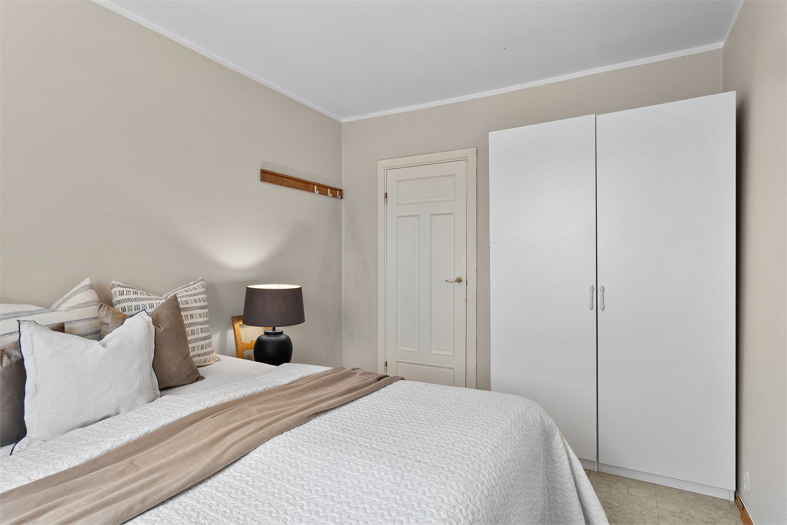 Soverom 1 med garderobeskap