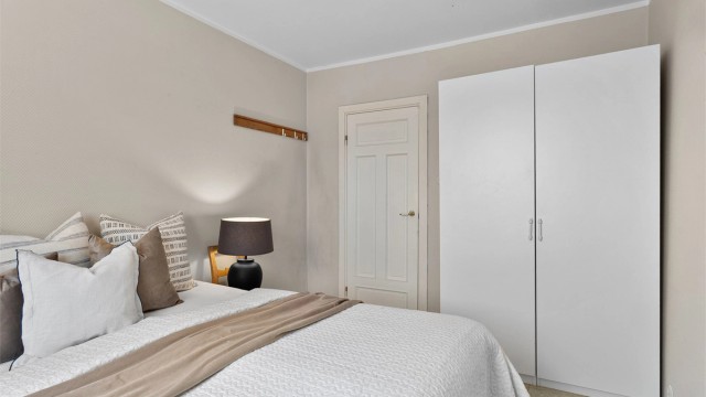 Soverom 1 med garderobeskap