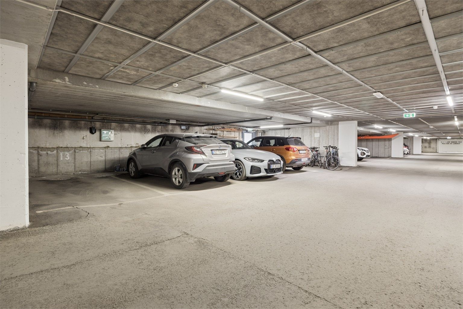 Leiligheten har en medfølgende fast endeparkeringsplass (nr. 13) i felles garasjekjeller.