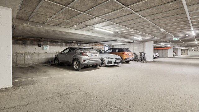 Leiligheten har en medfølgende fast endeparkeringsplass (nr. 13) i felles garasjekjeller.