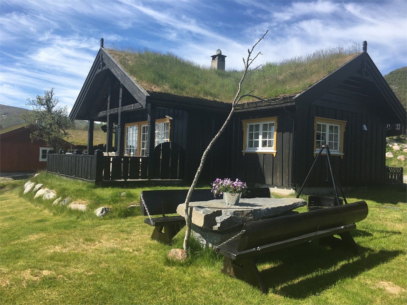 Velkommen til Simlevegen 21! Høyt og fritt på Haglebu, nesten 1000 meter over havet, ligger denne innholdsrike familiehytta fra 2010.