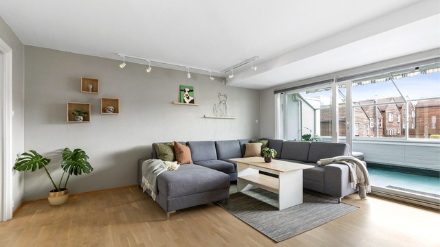 Stuen er av god størrelse med stor møbelfrihet. Her ser man også tydelig hvordan balkongen blir en naturlig utvidelse av stuen.