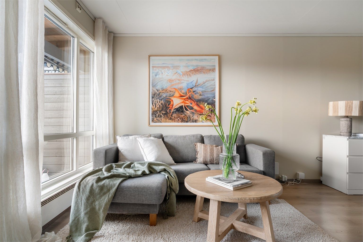 Vinduene har 2-lags isolerglass fra byggeåret, som bidrar til å holde boligen energieffektiv.